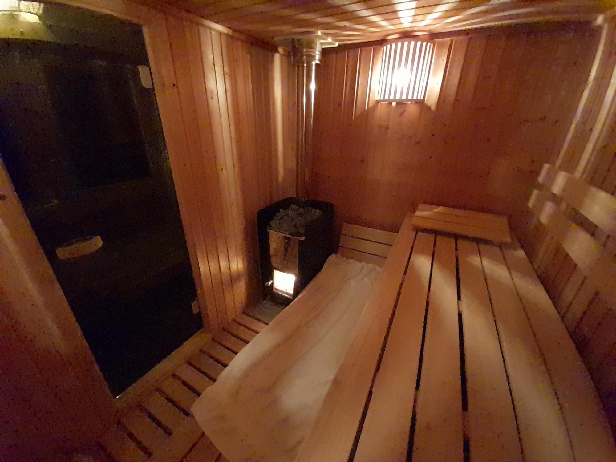 Beautiful 6-Person Chalet With Finnish Wood-Fired Sauna Tzummarum Exterior foto